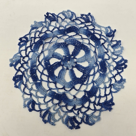 VINTAGE HANDMADE ROUND LACE DOILIES RED WHITE & BLUE KITCHEN LINENS DECOR LOT 7 - Picture 5 of 9